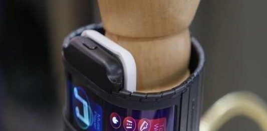 Smartphone đeo tay Nubia Alpha vừa lên kệ với giá hơn 12 triệu đồng