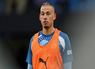 Man City khó thanh lí ‘hàng hớ’ Phillips