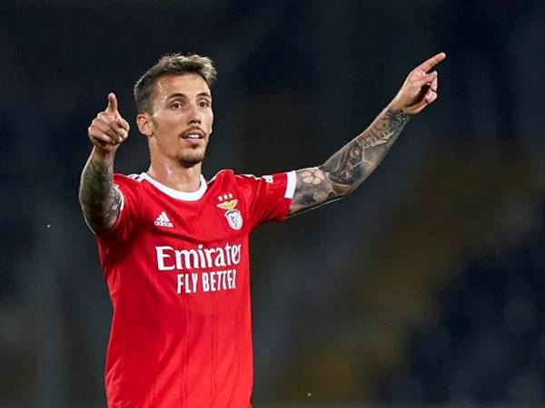 Chuyển nhượng 4/6: Grimaldo thành phương án thay thế Carreras